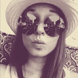 Meet your Posher, Hayley